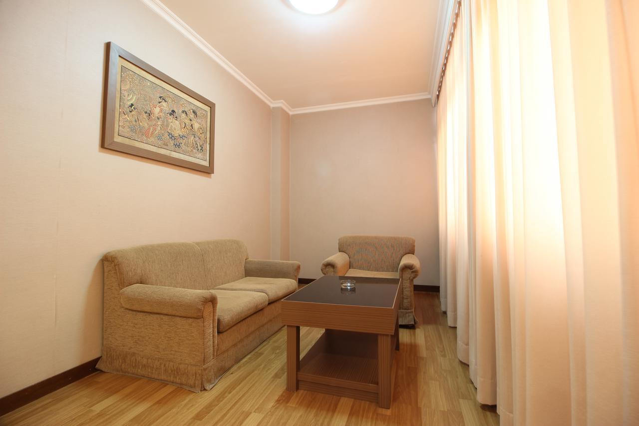 Reddoorz Premium @ Slamet Riyadi 2 Solo Extérieur photo